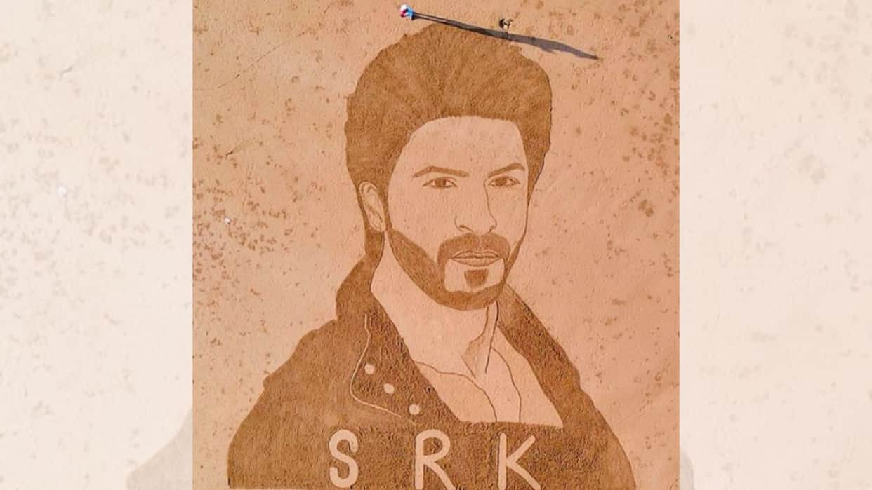 Shahrukh Khan pakistani sand artist make srk portrait on gadani beach balochistan
