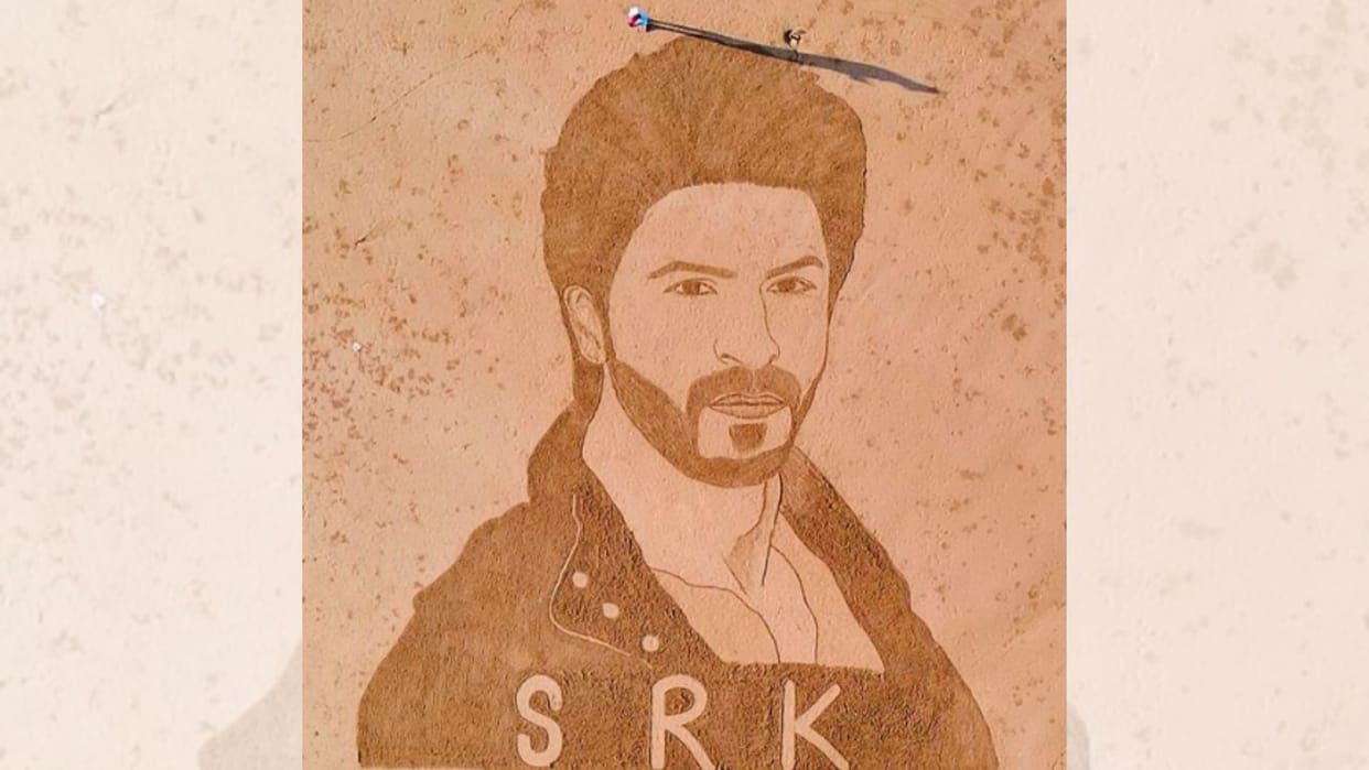 Shahrukh Khan pakistani sand artist make srk portrait on gadani beach balochistan