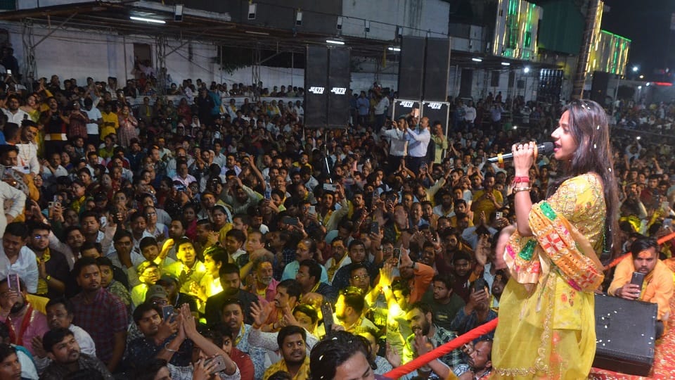 Devotees danced till late night on the hymns of singer Uma Lahiri