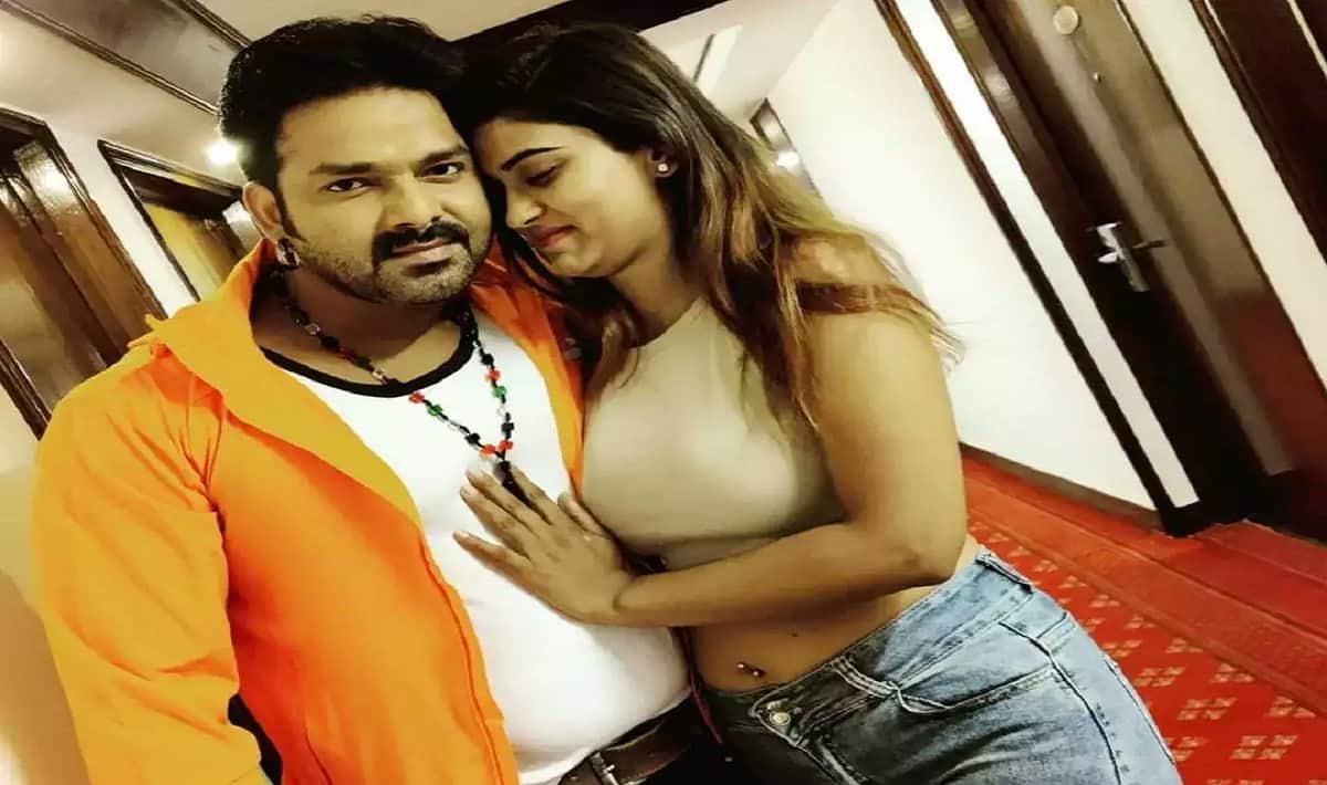 Akanksha dubey video with Pawan singh and Samar Singh in many trending Bhojpuri songs