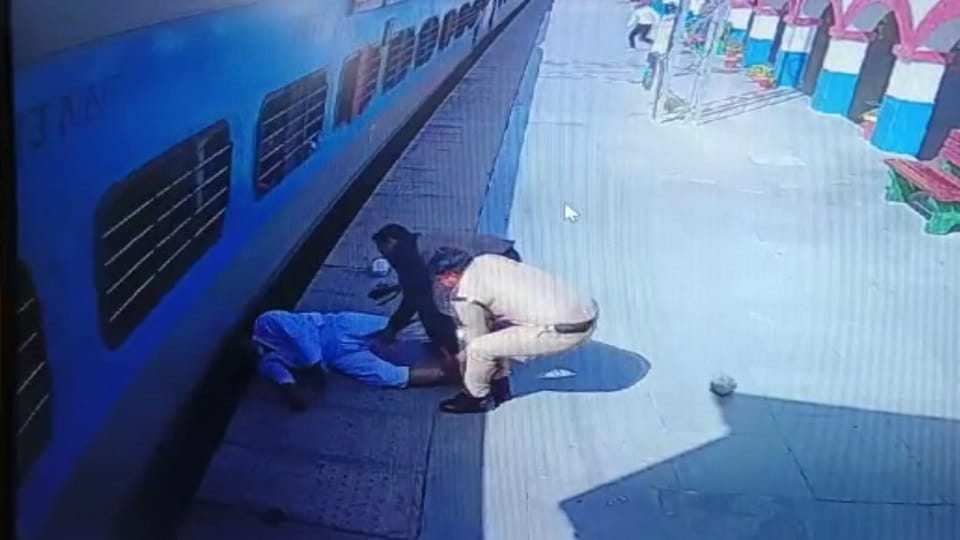 TC and policeman ran and saved the elderly man who slipped while boarding a moving train