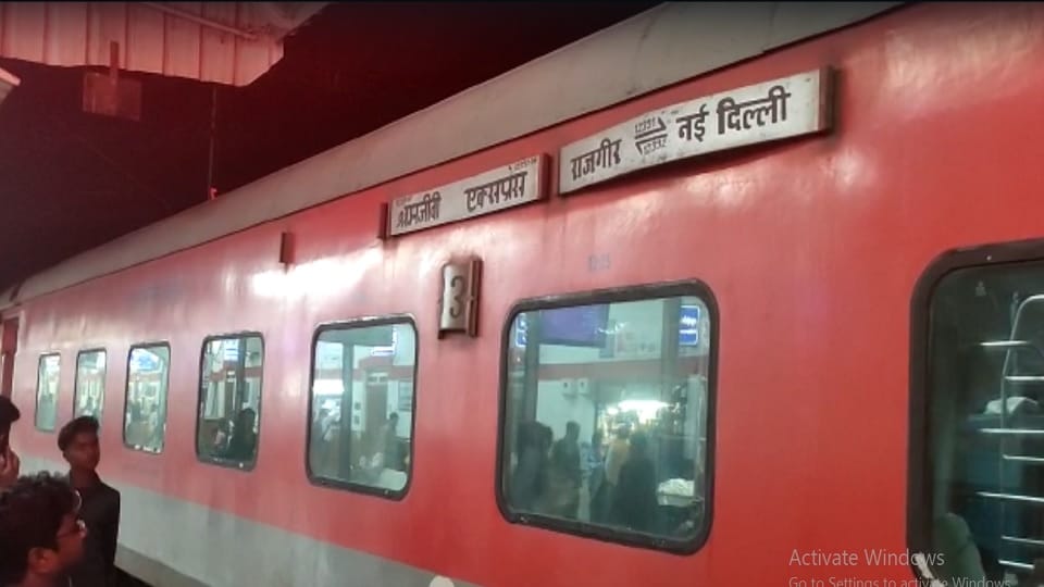 Shahjahanpur: 57 bottles of liquor recovered from AC three coach of Shramjeevi Express
