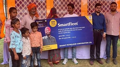 ऊपर वाले का मरहम: ड्राइवर की मौत के बाद दो वक्त की रोटी को जूझ रहा था परिवार, फिर एक फोन आया और हो गए मालामाल परिवार को मिला पांच लाख रुपये का चैक