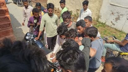 करंट की चपेट में आने से युवक की मौत के बाद मृतक के घर जमा लोग