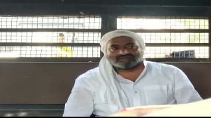 उमेश पाल हत्याकांड: अशरफ को प्रयागराज लाने का रास्ता साफ, सीजेएम कोर्ट पुलिस को सुविधानुसार पेश करने की दी छूट Umesh Pal murder case: Clear the way to bring Ashraf to Prayagraj