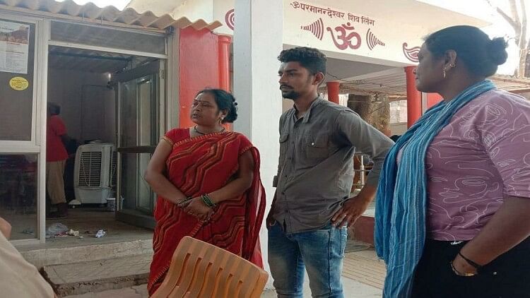 Akanksha Dubey Non bailable warrant issued against Bhojpuri singer Samar Singh