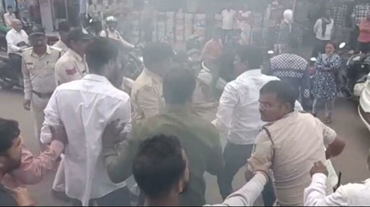 Rahul Gandhi: राहुल गांधी की संसद सदस्यता खत्म करने के विरोध में उग्र हुए कांग्रेसी, पुलिस से हुई झड़प