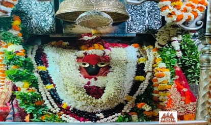 Chaitra Navratri 2023 Devotees worshiped Maa Katyayani in Vindhyachal mandir