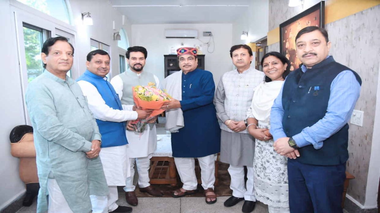 himachal bjp MPs met Union Minister nitin Gadkari under the leadership of Anurag thakur, raised the demand for
