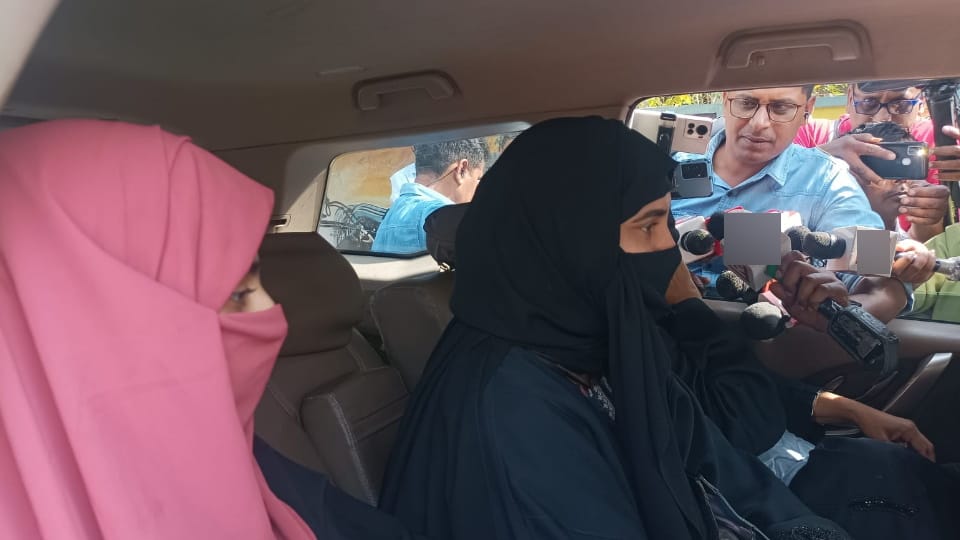 Atiq ahmed sister and two family women accompanying his car from sabarmati to prayagraj