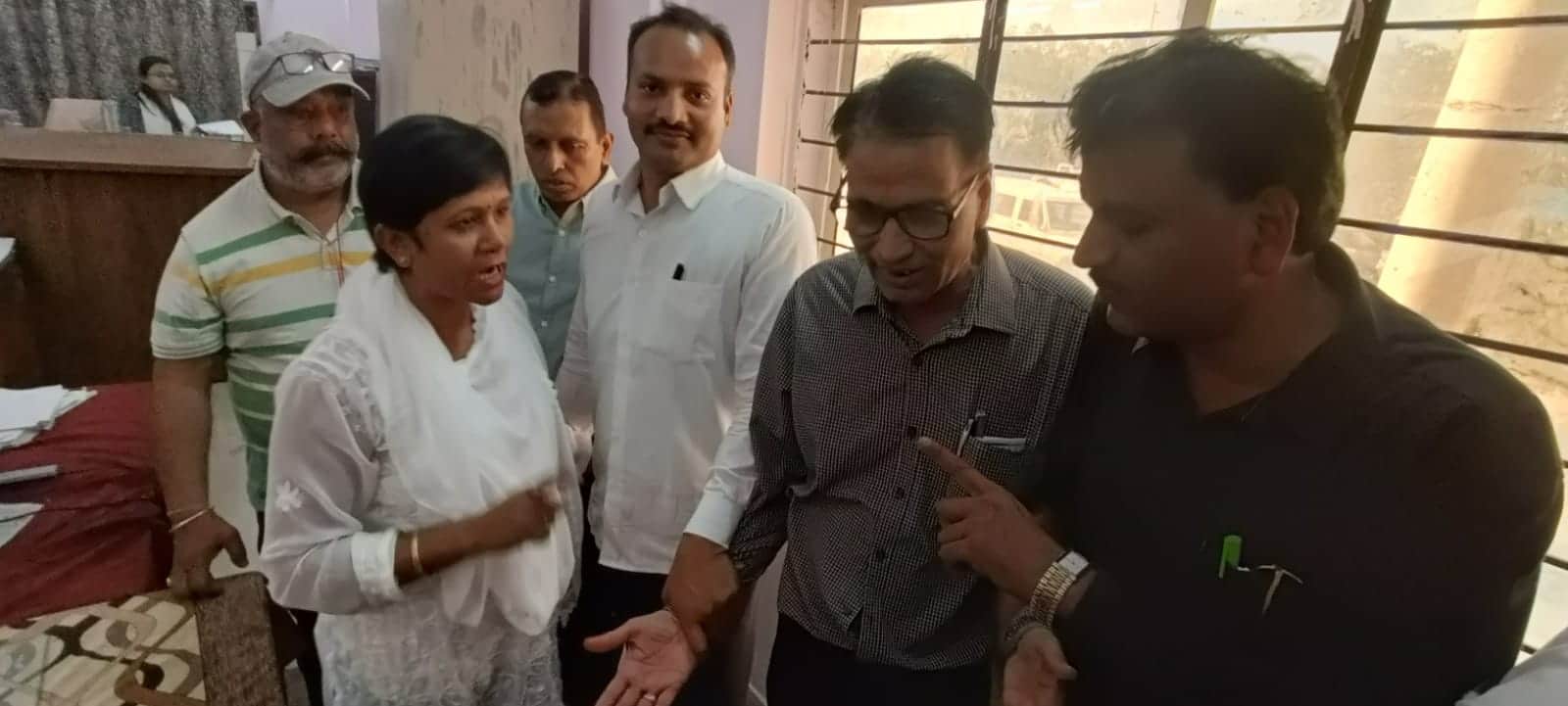 Bhopal News: Lokayukta caught two Naib Tehsildar's babus taking bribe to get the order of transfer