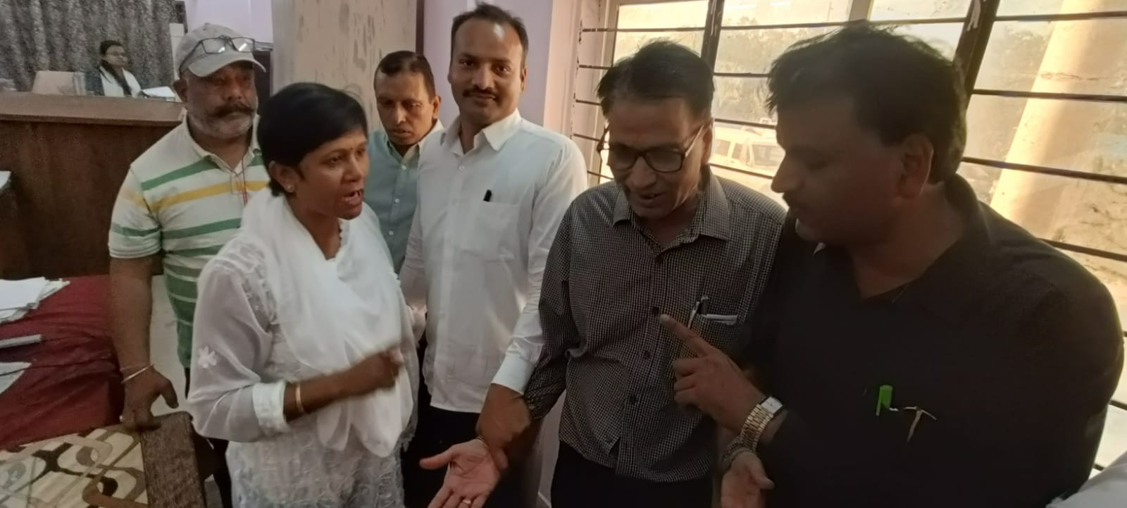 Bhopal News: Lokayukta caught two Naib Tehsildar's babus taking bribe to get the order of transfer