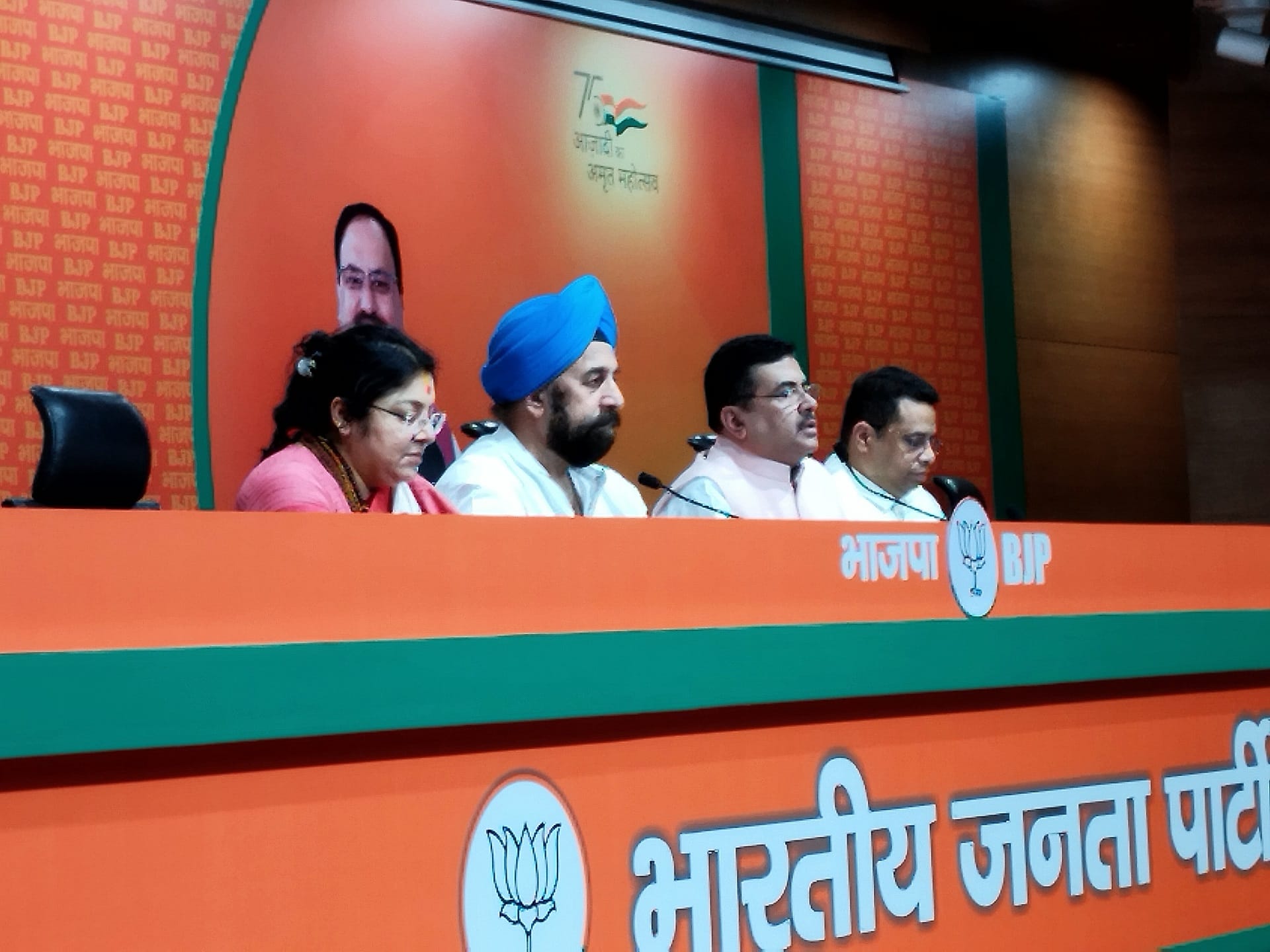 भाजपा नेता सुवेन्दु अधिकारी प्रेस कांफ्रेंस करते हुए