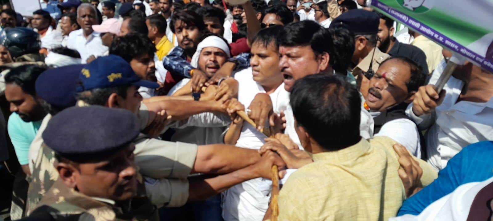 Bhopal News: Congressmen going to lay siege clashed with the police, left half a hundred in a bus