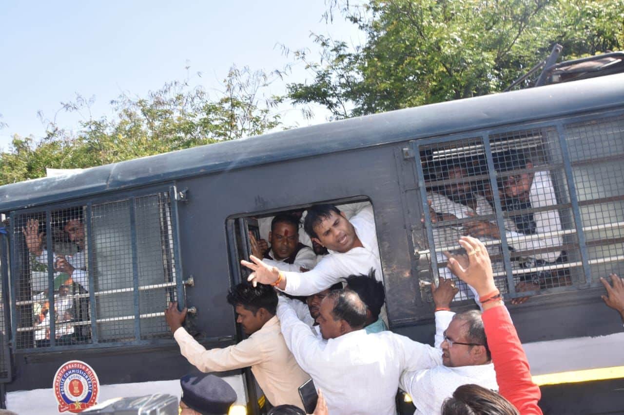 Bhopal News: Congressmen going to lay siege clashed with the police, left half a hundred in a bus
