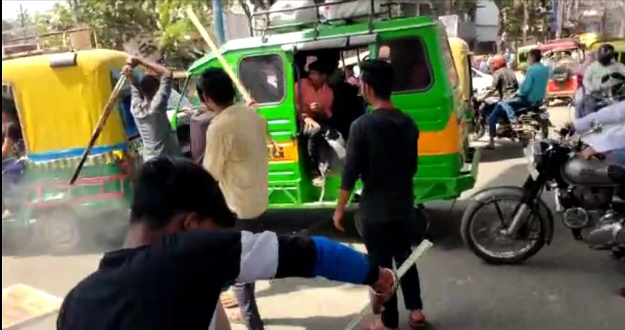 Bihar: Woman killed in road accident in Patna, enraged people broke many vehicles including stage