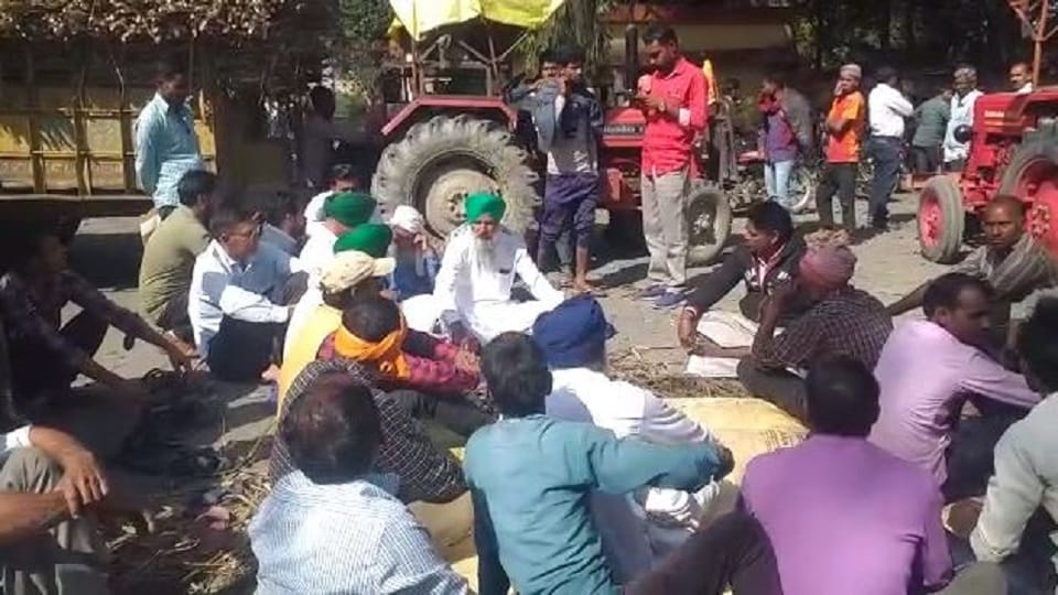 Farmers protest against rejecting sugarcane of common species in Pilibhit