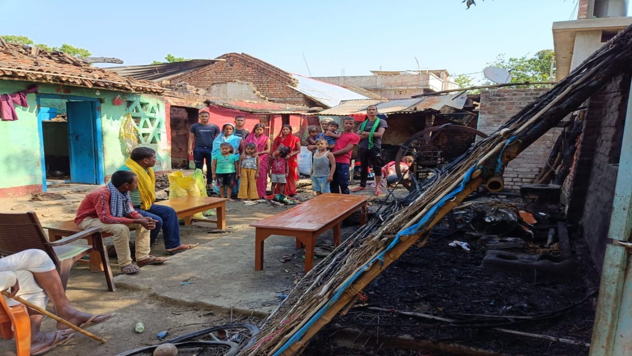Fierce fire broke out due to gas cylinder explosion in Khagaria's Parbatta, four houses burnt to ashes