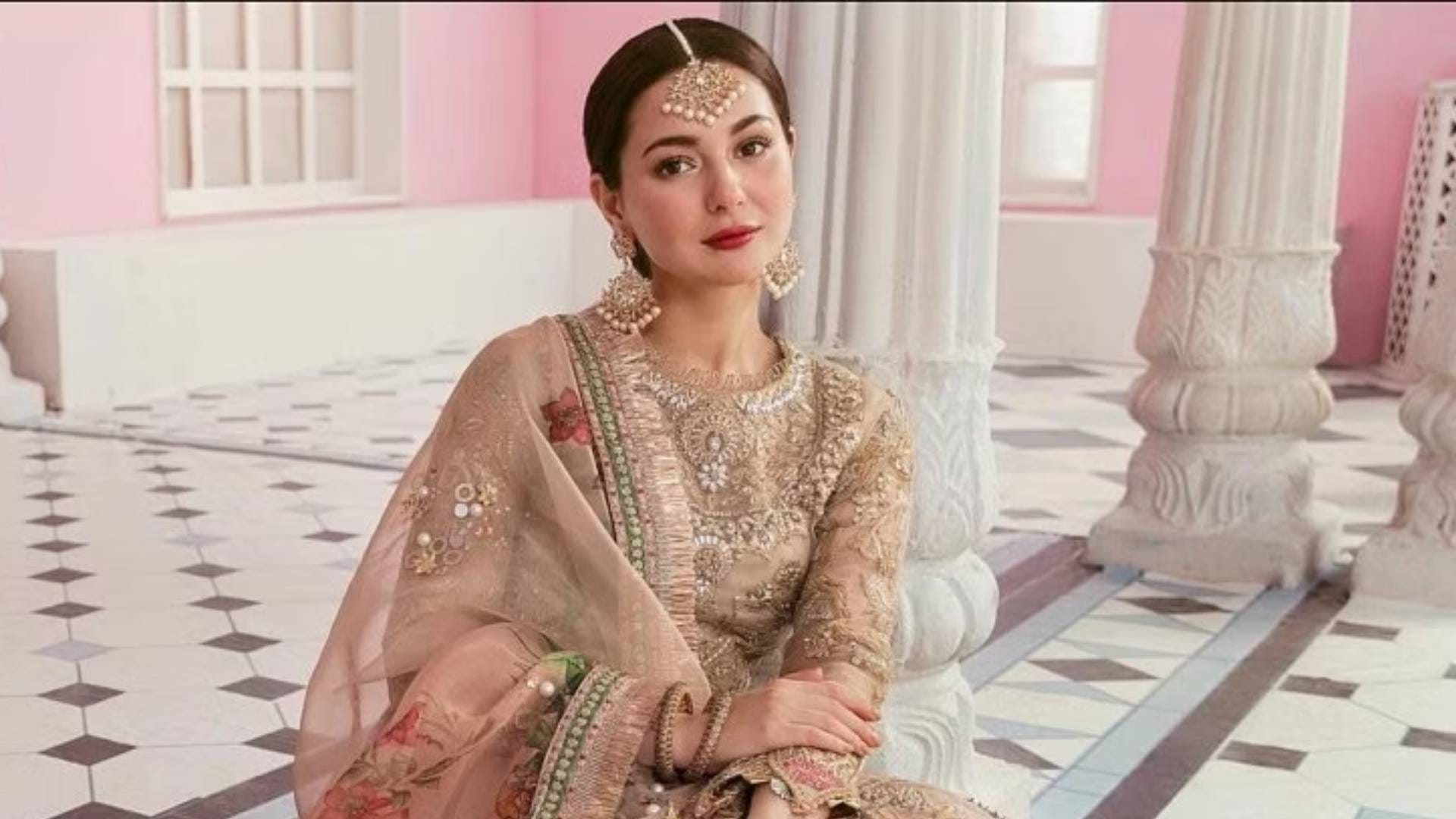 Hania Aamir Pakistani Actress Sing Dunki star Shah Rukh Khan film Om Shanti Om Song video goes viral internet