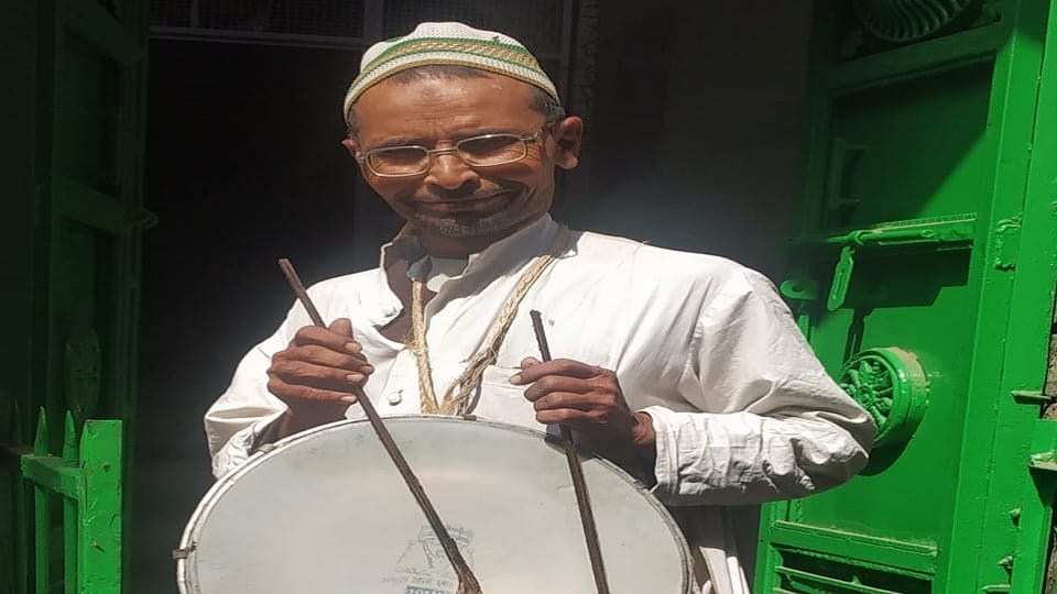 Hashmat comes out early to wake up the fasting people For 30 years in Ramzan
