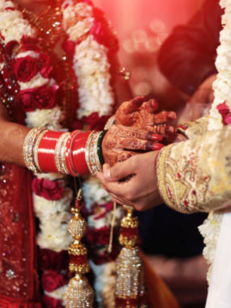 Love prevailed in chandauli youth got married with kinnar first meeting was like this
