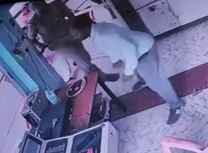 inspector lashed out at ropeway staff  in vindhyachal Mirzapur SP taught lesson