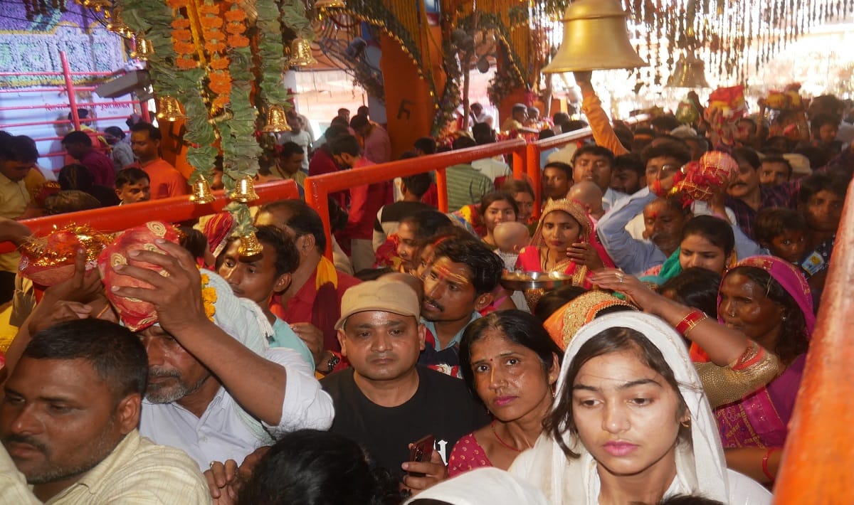 Chaitra Navratri 2023 Devotees worshiped Maa Katyayani in Vindhyachal mandir