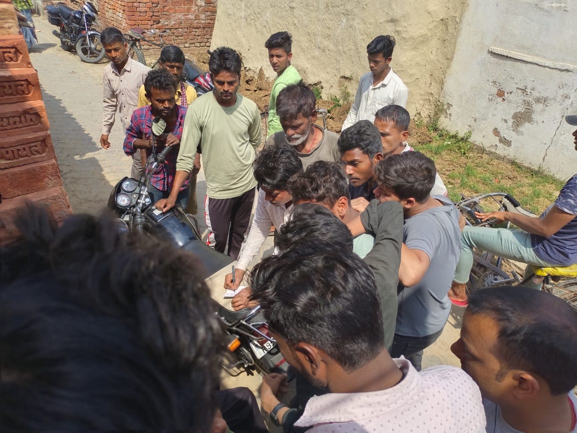 one died and 14 were scorched due to 11 thousand volt wire broke down in Mirzapur village