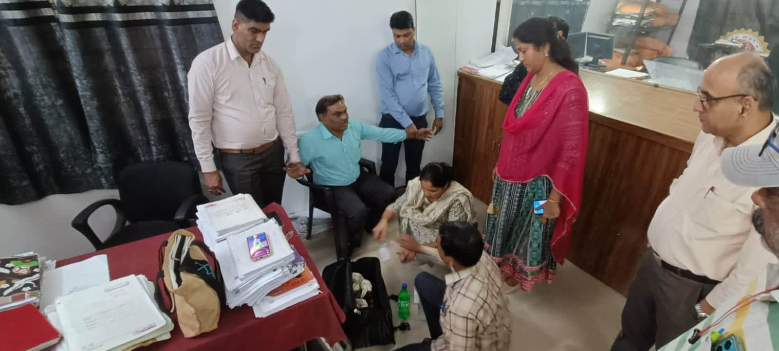 Bhopal News: Lokayukta caught two Naib Tehsildar's babus taking bribe to get the order of transfer