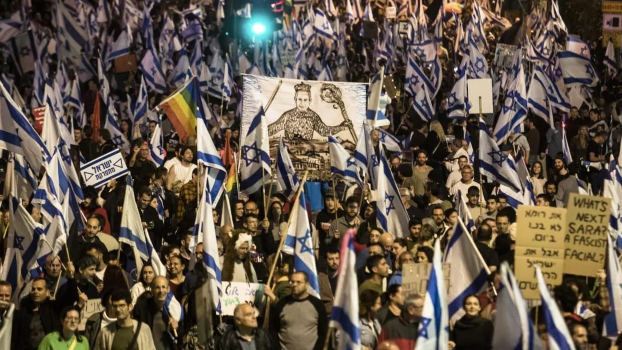 Benjamin Netanyahu: Thousands of people on the streets against PM in Israel, said- Netanyahu is a threat to de
