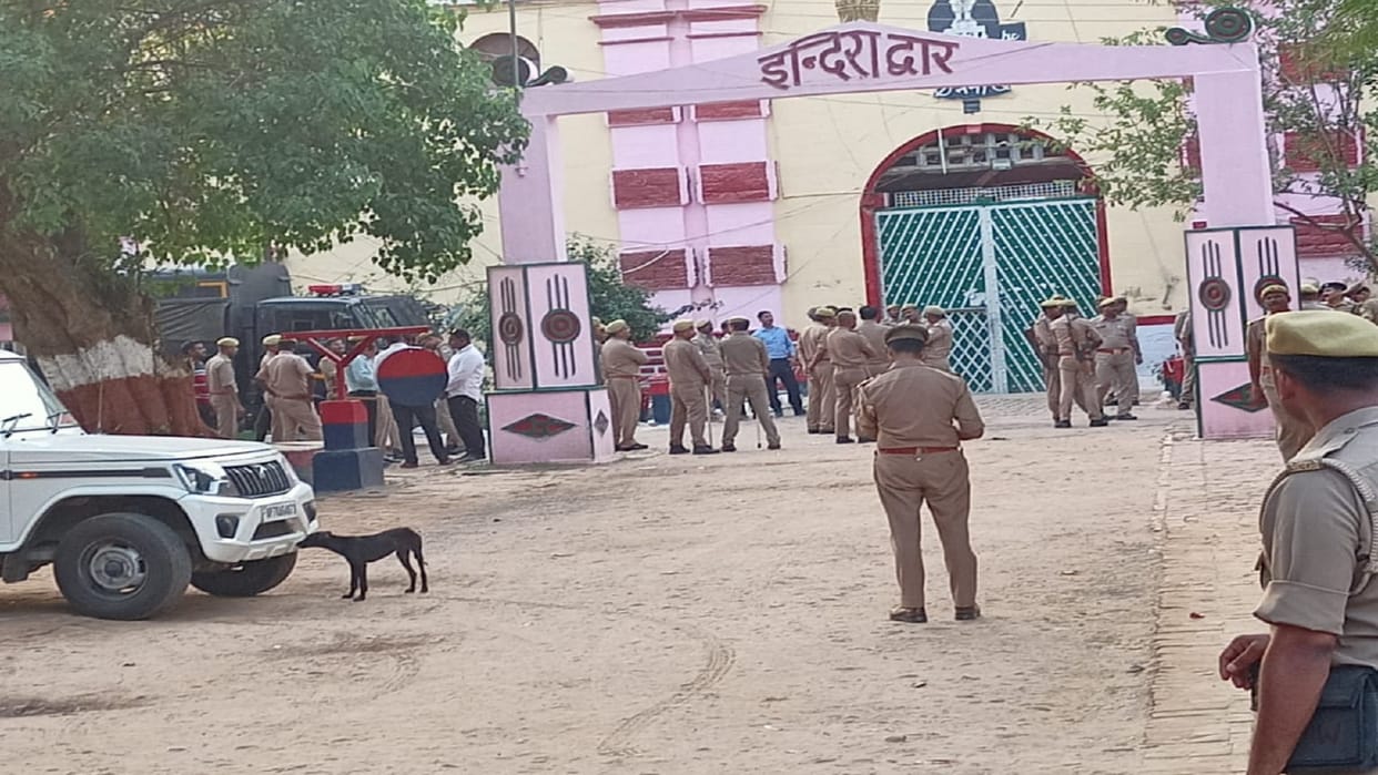 Ateeq Ahmed was admitted to Naini Jail, the van was opened by opening the main gat