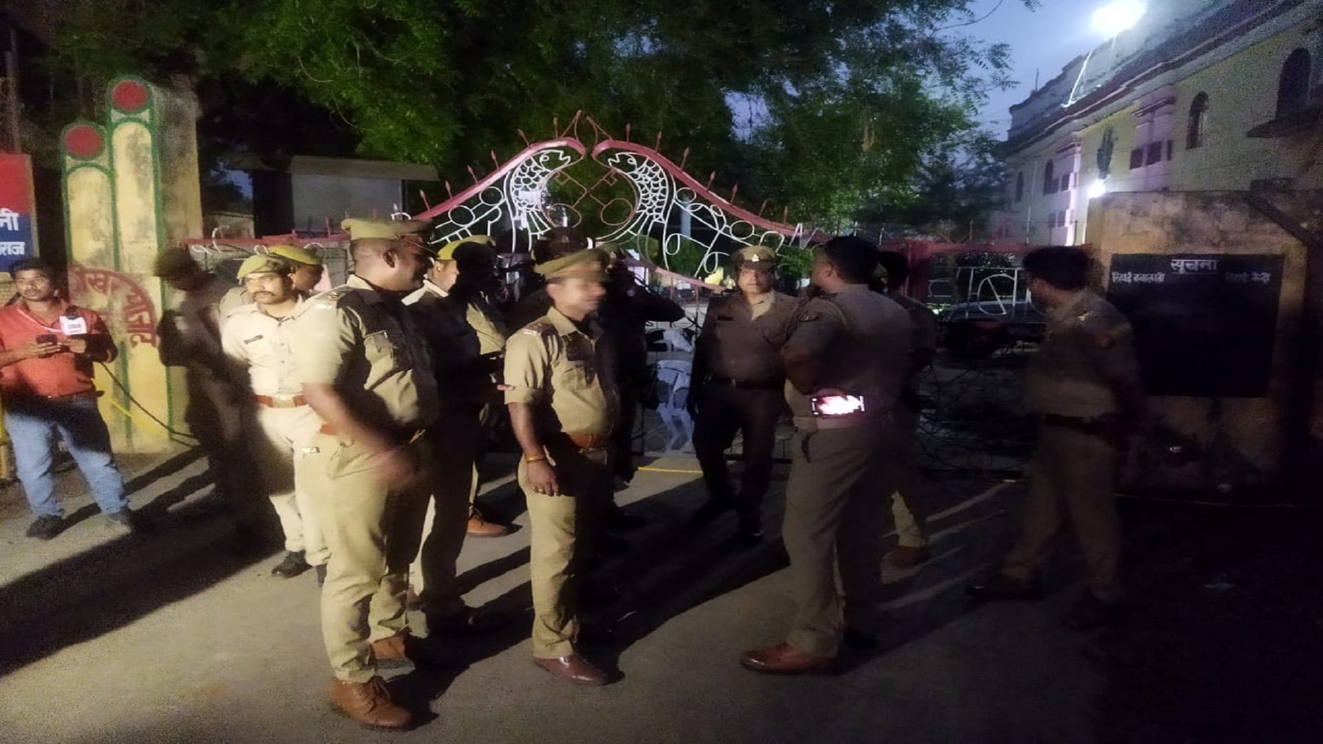 Ateeq Ahmed was admitted to Naini Jail, the van was opened by opening the main gat