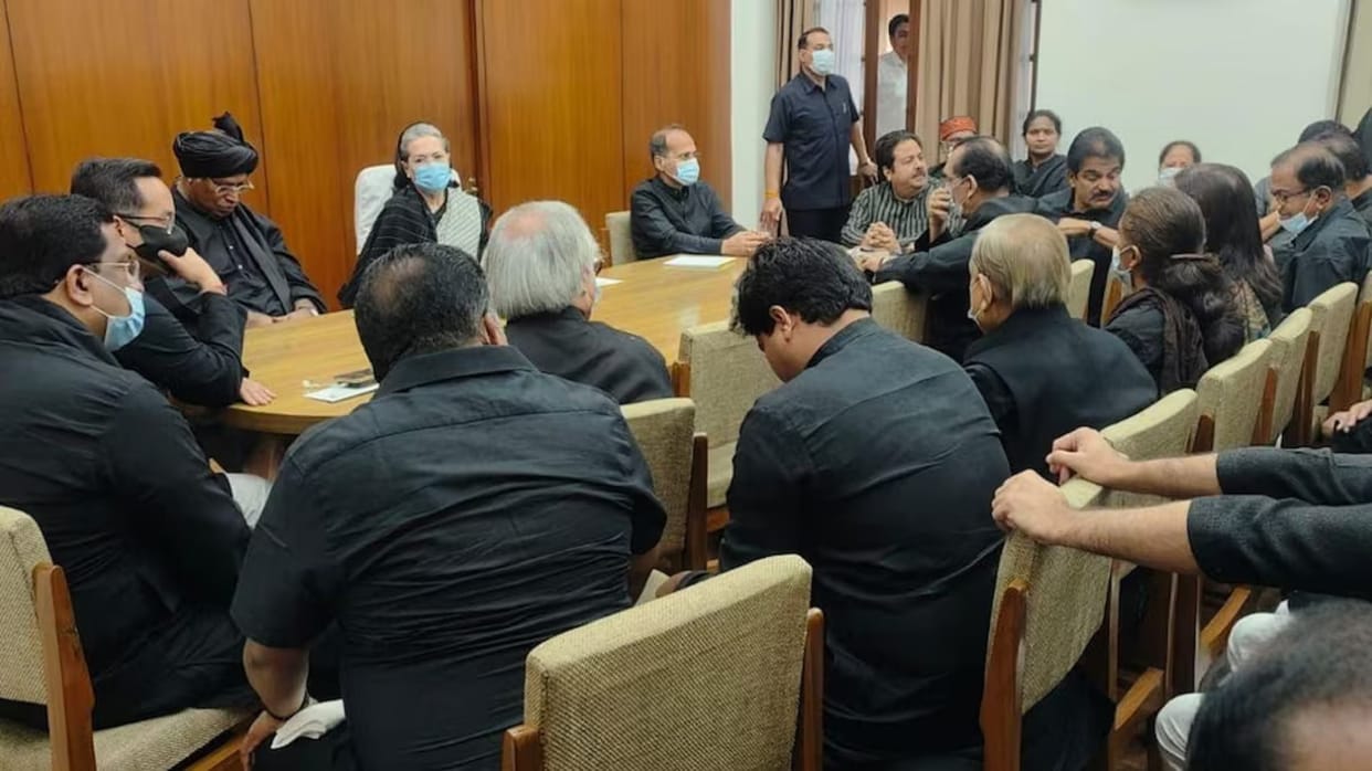 Congress made aggressive strategy on the issue of Rahul Gandhi in Parliament