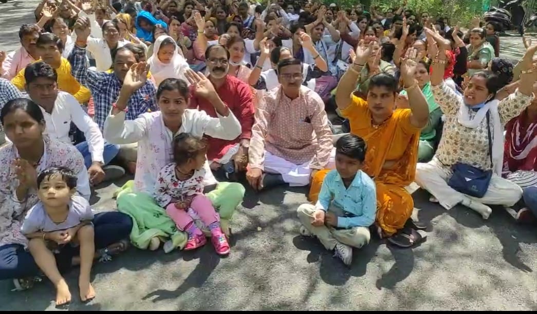 Bhopal News: Contract health workers sit on dharna at health minister's bungalow for children, demanding merge