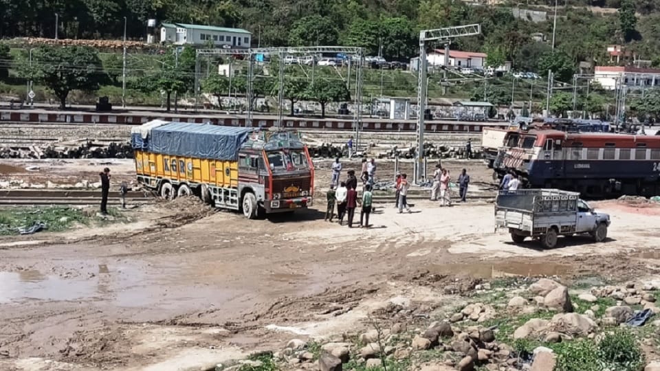 Jammu Kashmir: Goods train engine collided with truck at Udhampur railway yard, officials reached the spot