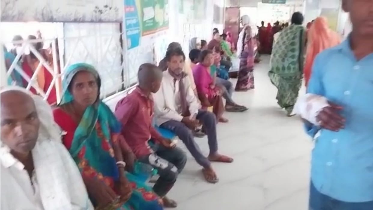 Uncontrolled pickup van overturned on the roadside in Begusarai, injured more than a dozen passengers