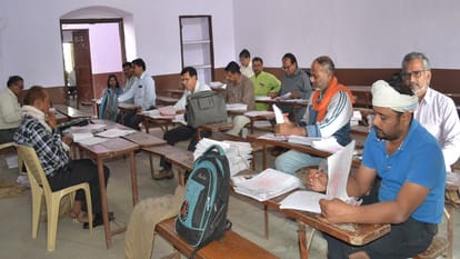 यूपी बोर्ड उत्तर पुस्तिकाओं को जांचते शिक्षक