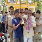 बाबूराम को अस्पताल ले जाती पुलिस