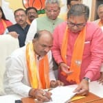 सीपी जोशी को पदभार ग्रहण कराते सतीश पूनिया