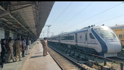 Vande Bharat Train Pelting Continues in Vishakhapatnam Third Incident in Month Andhra Pradesh News in Hindi