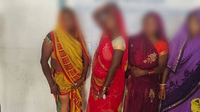 Bihar : शराब पकड़ने गई पुलिस पिट गई तो दोबारा ताकत के साथ पहुंच पीटा... महिलाएं दिखा रहीं जख्म अस्पताल में चोट दिखाती महिलाएं