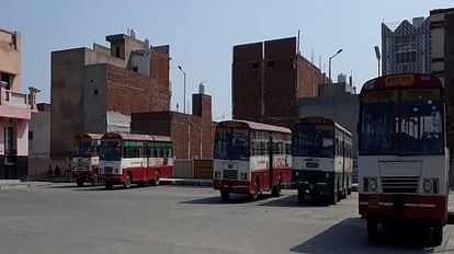 Hathras News: जिला बनने के 25 साल बाद भी नहीं बढ़ाई गईं एसी बसें, बीच रास्ते में खराब हो जाती हैं साधारण बस हाथरस बस स्टेंड पर खड़ीं साधारण बसें