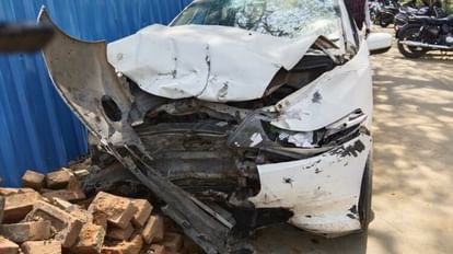 Saharanpur News: नगर निगम के गेट पर भीषण हादसा, कार के अंदर फंसे थे दो अधिकारी, निगम कर्मियों ने ऐसे बचाई जान हादसे में क्षतिग्रस्त कार