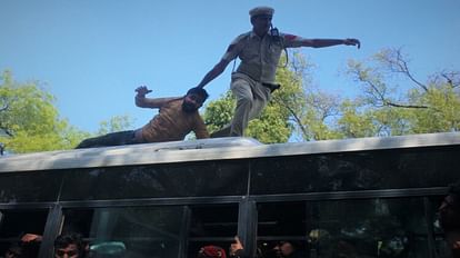 Rahul Gandhi: संसद घेरने जा रहे 150 कांग्रेसी पुलिस हिरासत में, राहुल की सदस्यता मामले का कर रहे थे विरोध कांग्रेस कार्यकर्ता को खींच कर ले जाता जवान