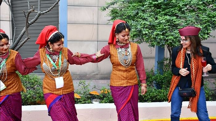 महिलाओं के साथ नृत्य करती विदेशी मेहमान