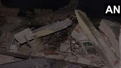 Delhi: बदरपुर इलाके में दो मंजिला इमारत भीषण आग लगने के बाद ढही, दमकल की टीम मौके पर, कोई हताहत नहीं मलबे के ढेर में तब्दील इमारत