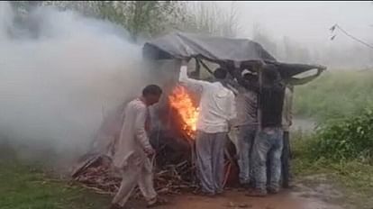 In Sakatpur village of Saharanpur people performed last rites under foil during rain