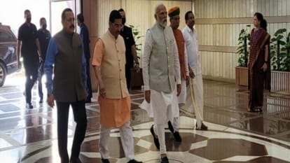 PM Modi: भाजपा संसदीय दल की बैठक में पार्टी नेताओं से बोले प्रधानमंत्री मोदी- मजबूत लड़ाई के लिए तैयार रहो बीजेपी की संसदीय दल की बैठक में जाते पीएम मोदी