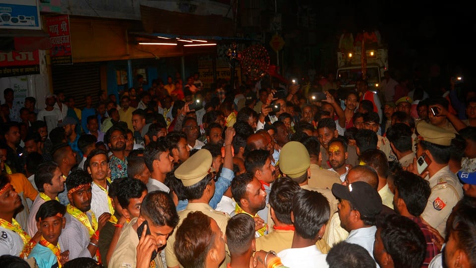 devotees create ruckus on road after constable slapped the a man in pilibhit