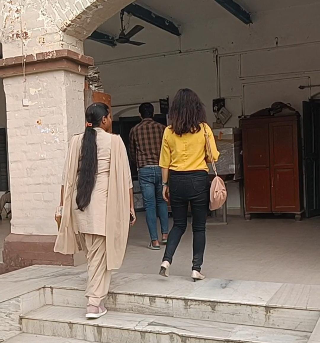 Bihar : Female employee of private school troubled by wrong intentions of her director, attempts sexual abuse